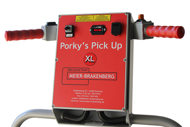 By the intuitive handling of the controller for Porky's Pick Up XL drive and pick up rollers, the user can drive through the stable and also small corridors, to pick up carcasses.